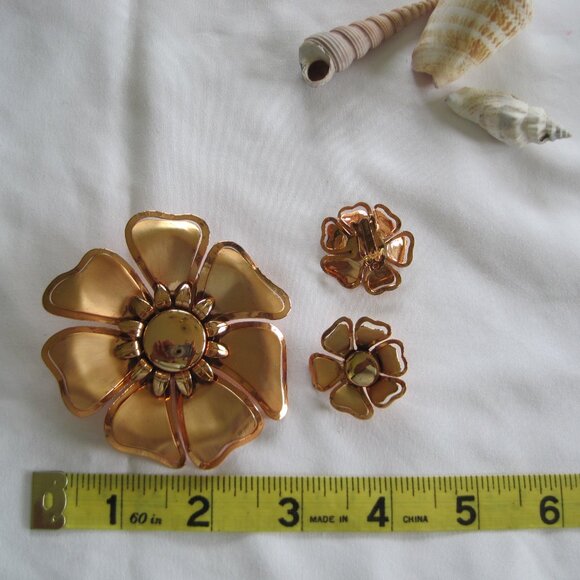 Set of 2 Vintage Ladies Brooches w/Matching Clip Earrings - Picture 2 of 8